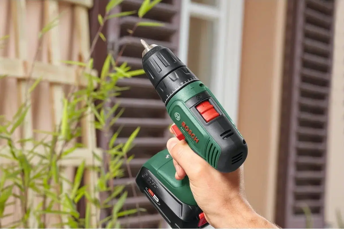 Аккумуляторная дрель-шуруповерт Bosch EasyDrill 18V-40