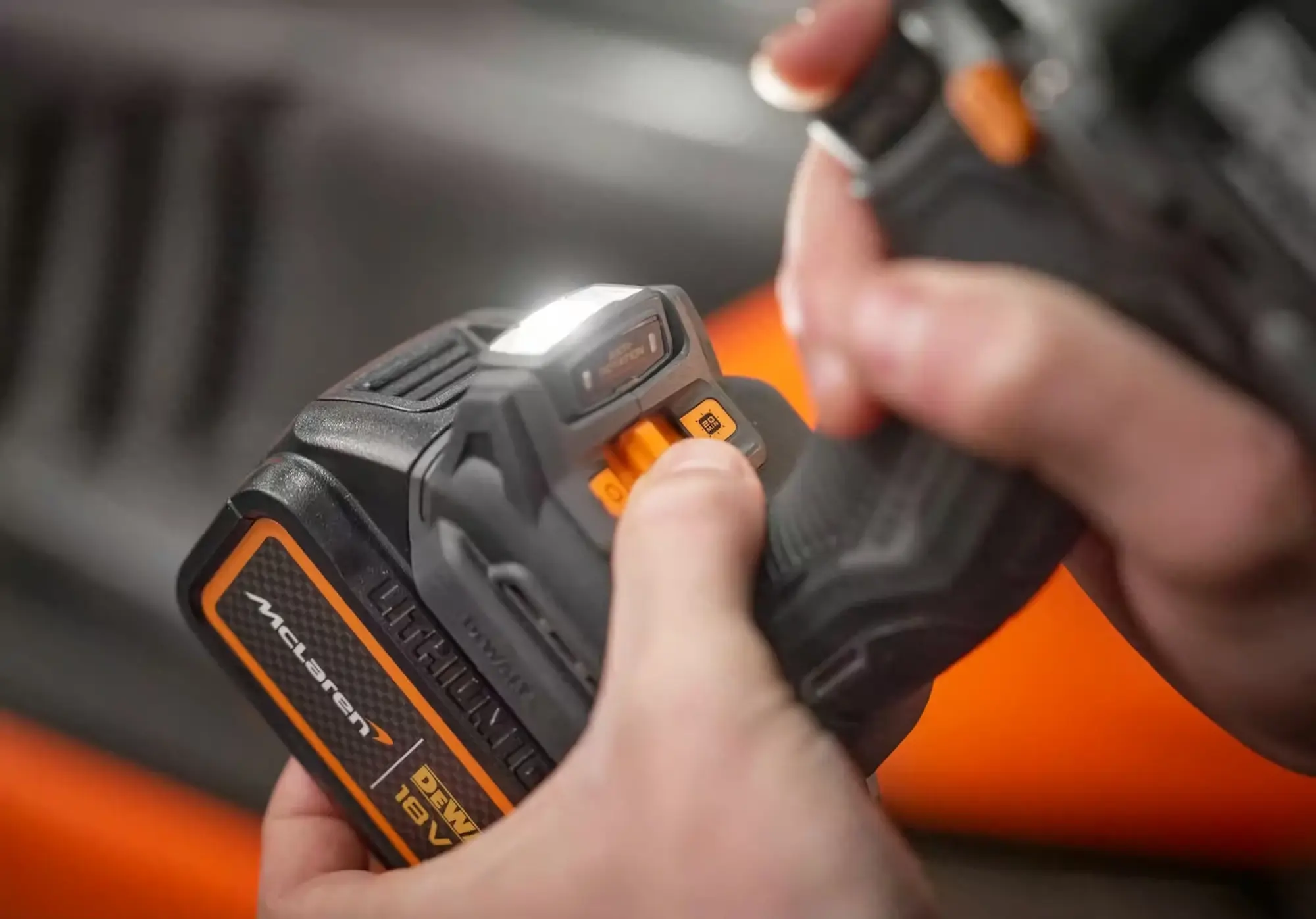 Дрель-шуруповерт аккумуляторная Dewalt DCD85MP2T-QW