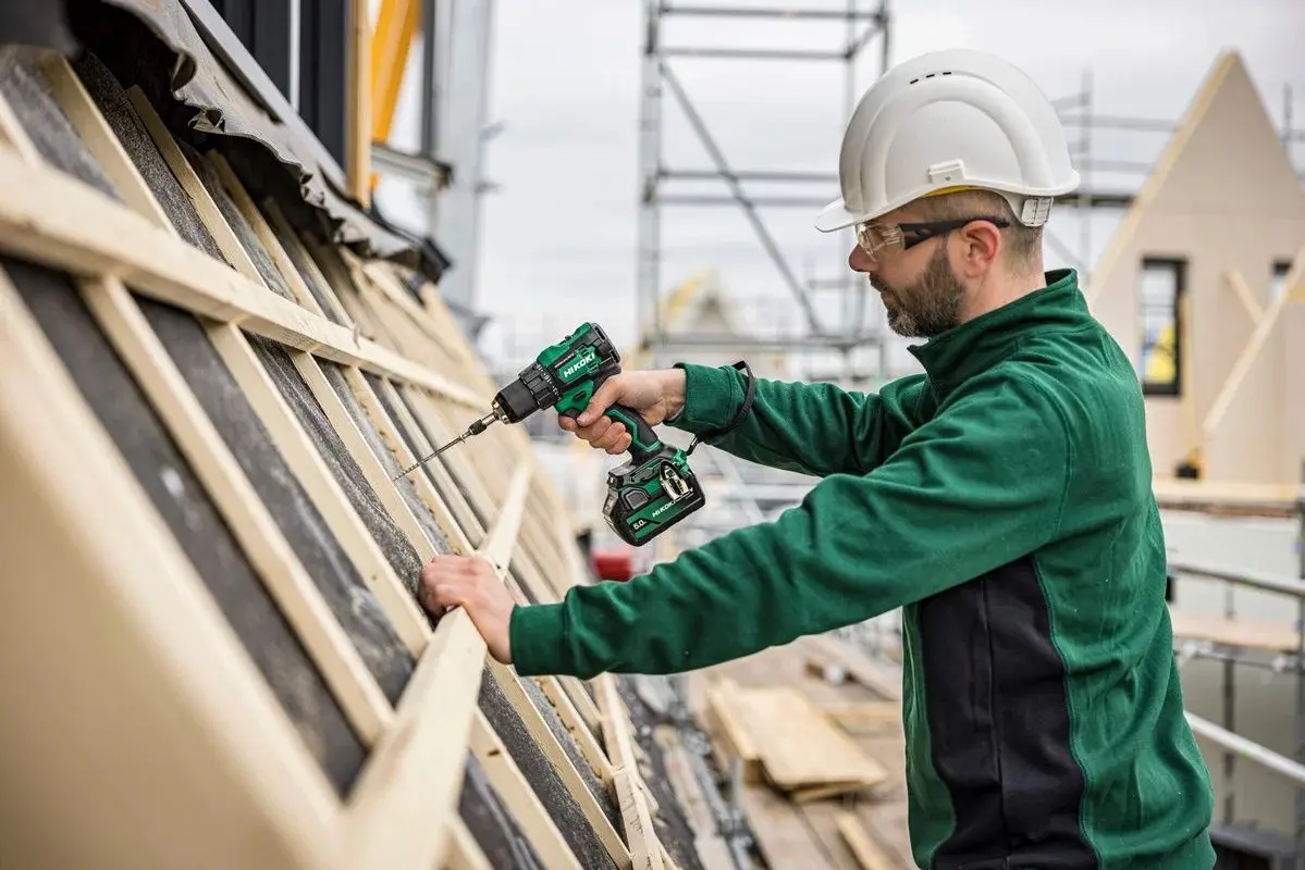 Аккумуляторная ударная дрель-шуруповерт Hikoki DV18DEWHZ 2x4Ah + HSC2