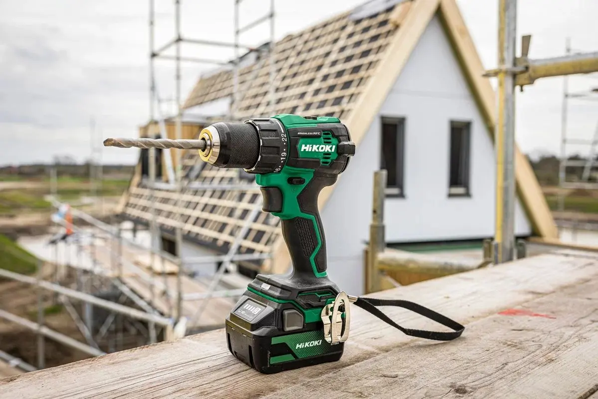 Аккумуляторная ударная дрель-шуруповерт Hikoki DV18DEWHZ 2x4Ah + HSC2