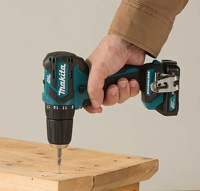 Аккумуляторная дрель-шуруповерт Makita DF332DWYE