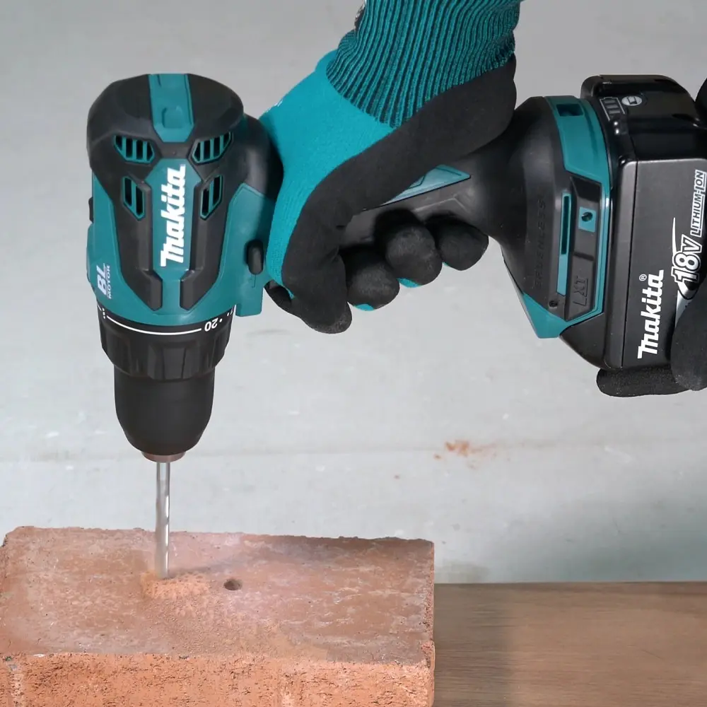 Аккумуляторная ударная дрель-шуруповерт Makita DHP490Z