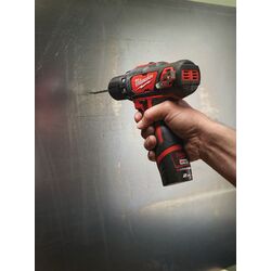 Masina de gaurit si insurubat cu acumulator Milwaukee M12 BDD-402C Thumb