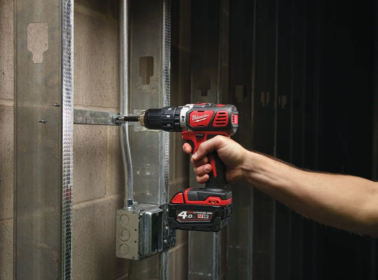 Masina de gaurit si insurubat cu acumulator Milwaukee M18 BPD-402C