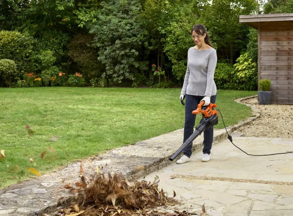 Садовый пылесос-воздуходувка Black&Decker BEBLV260