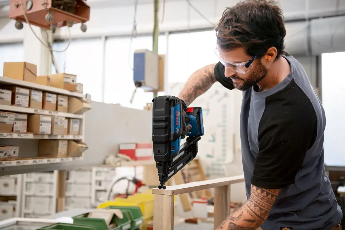 Аккумуляторный гвоздезабивной пистолет Bosch Professional GNH 18V-64 M Solo