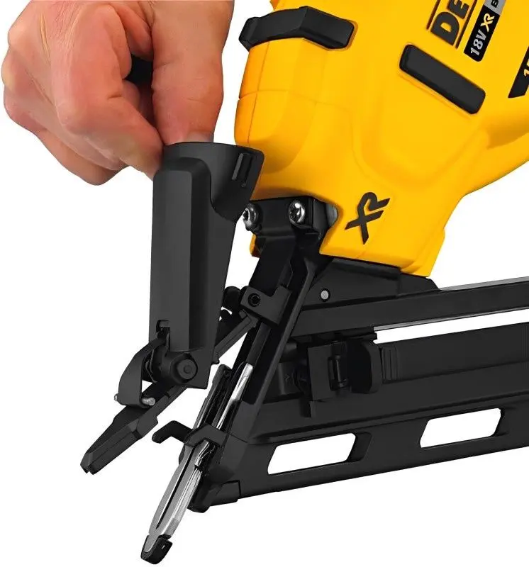Аккумуляторный гвоздезабивной пистолет DeWALT DCN650N18V
