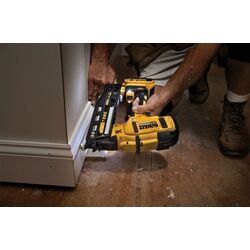 Аккумуляторный гвоздезабивной пистолет Dewalt DCN660P2-QW Thumb