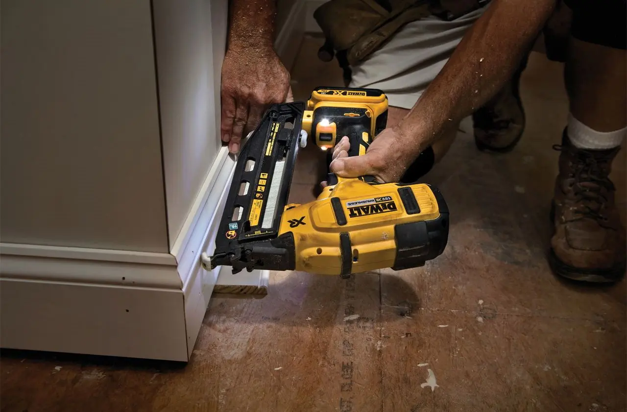 Аккумуляторный гвоздезабивной пистолет Dewalt DCN660P2-QW