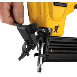 Аккумуляторный гвоздезабивной пистолет Dewalt DCN680NT Thumb