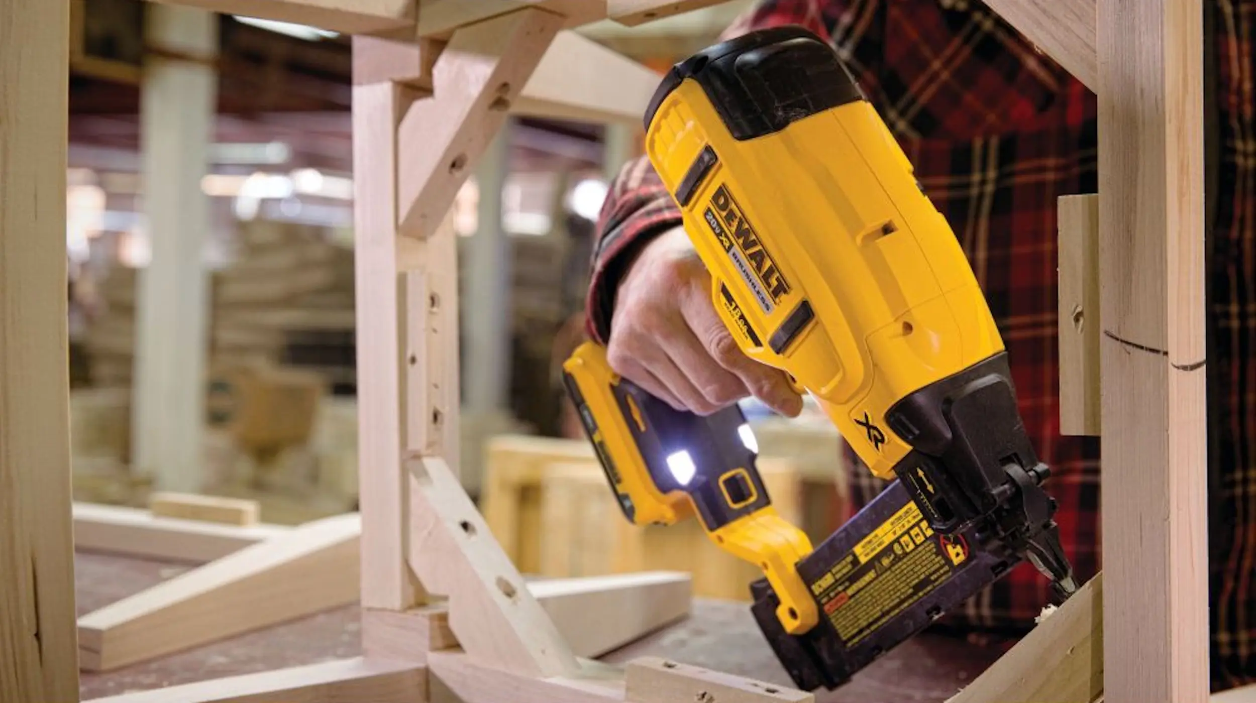 Аккумуляторный гвоздезабивной пистолет Dewalt DCN680NT - 6