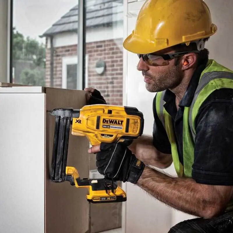 Capsator cu acumulator Dewalt DCN681D2 (Yellow/Black) - 3