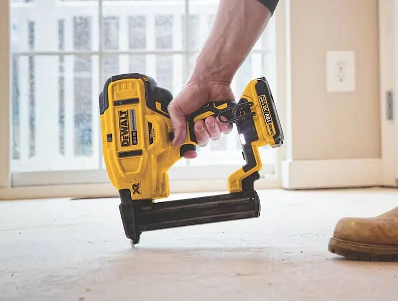 Capsator cu acumulator Dewalt DCN681D2 (Yellow/Black) - 4