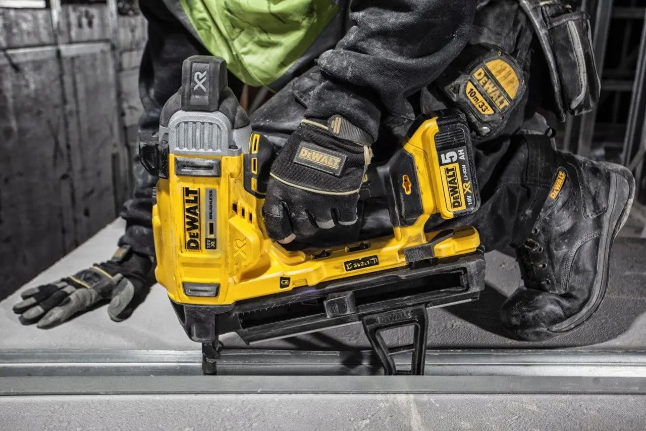 Гвоздезабивной пистолет Dewalt DCN890N (Yellow/Black)