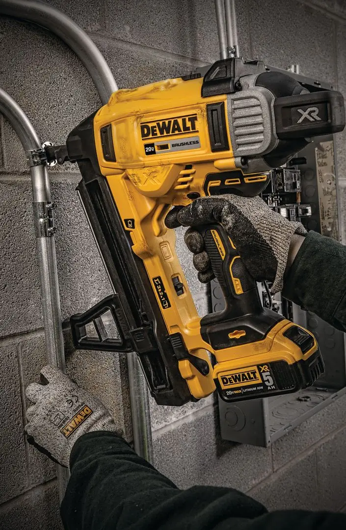 Степлер Dewalt DCN890P2