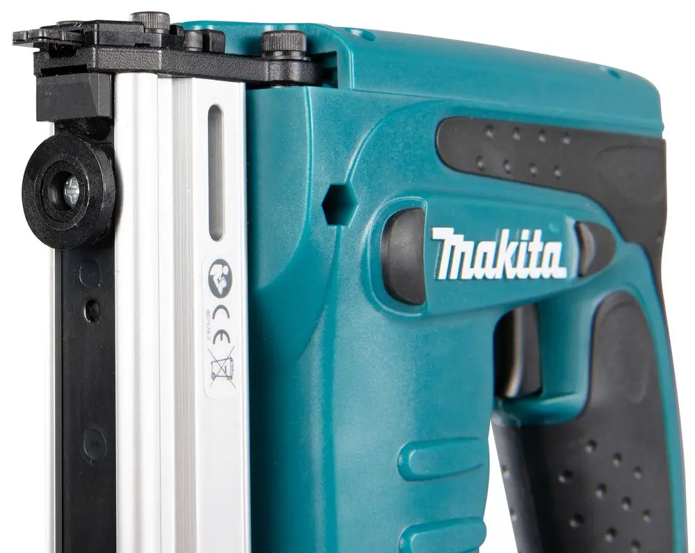 Аккумуляторный степлер Makita LXT DST221Z