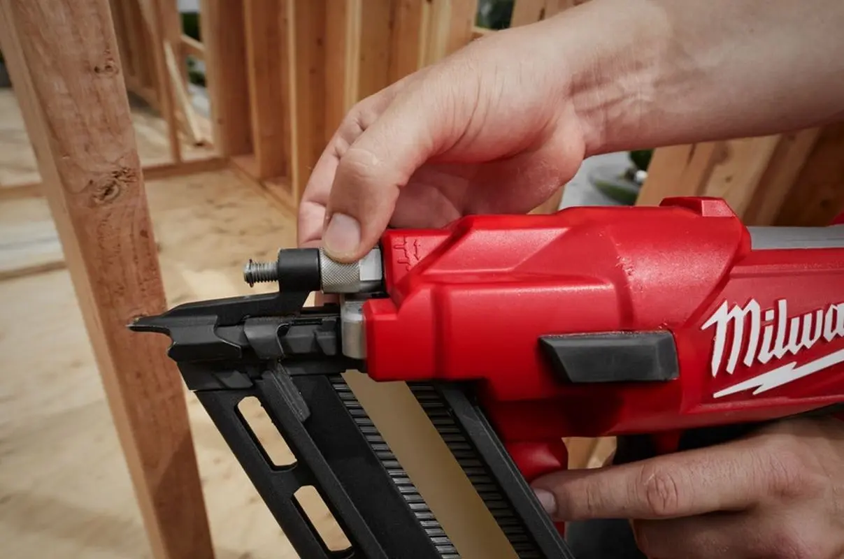 Аккумуляторный гвоздезабивной пистолет Milwaukee M18 FFN-0C Solo
