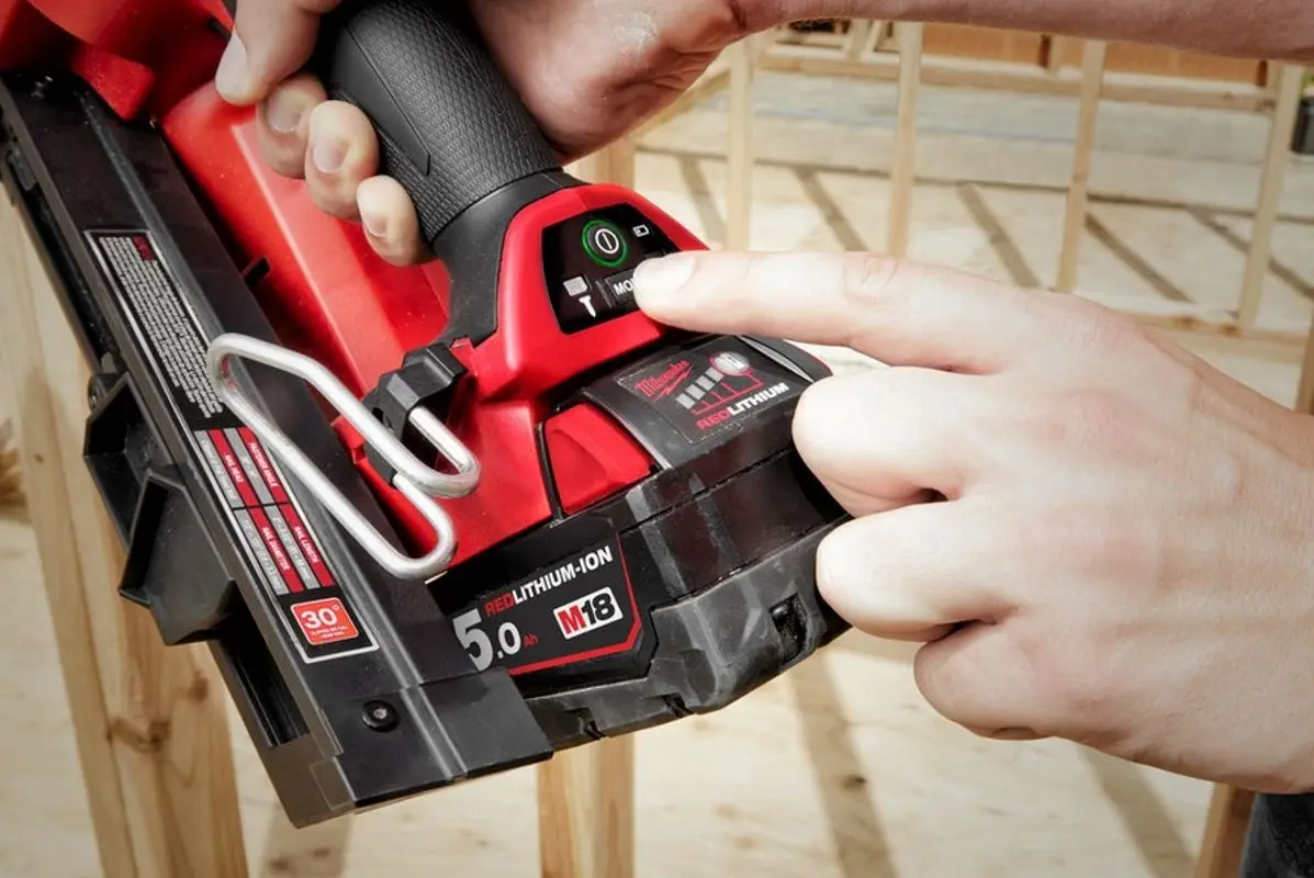 Аккумуляторный гвоздезабивной пистолет Milwaukee M18 FFN-0C Solo