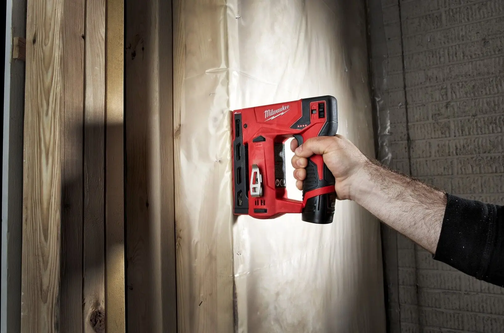 Аккумуляторный степлер Milwaukee M12 BST-0