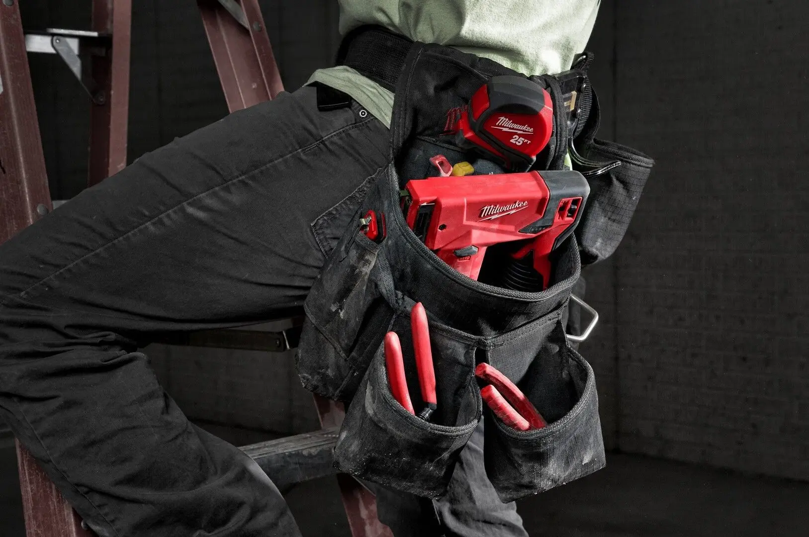 Аккумуляторный степлер Milwaukee M12 BST-0