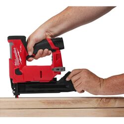 Аккумуляторный степлер Milwaukee M12 FCN18GS-0X Solo Thumb
