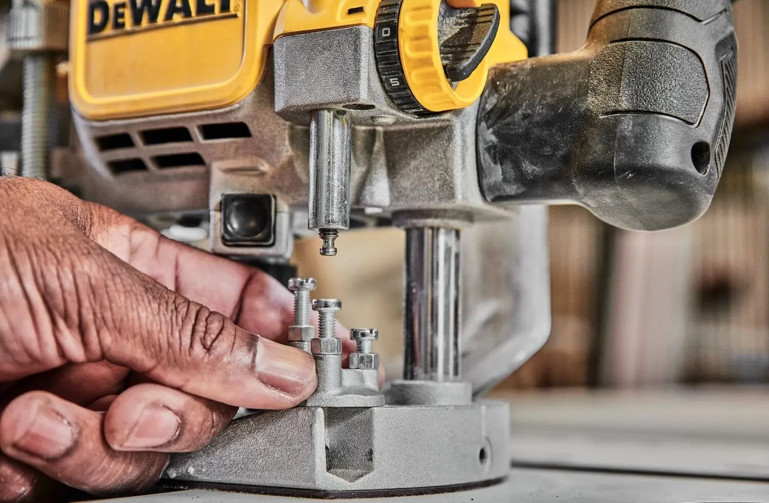 Masina de frezat DeWALT DWE625-QS