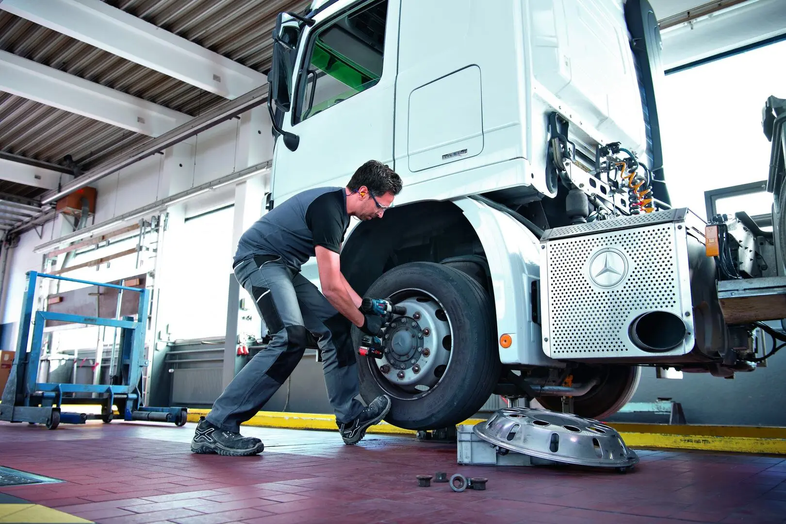 Аккумуляторный гайковерт Bosch Professional GDS 18V-1050 H