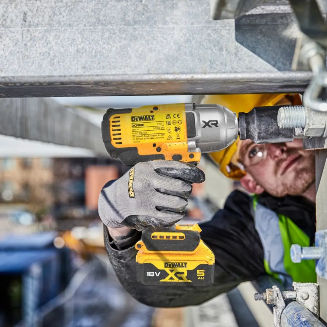 Masina de insurubat cu impact si acumulator DeWalt DCF900NT Solo