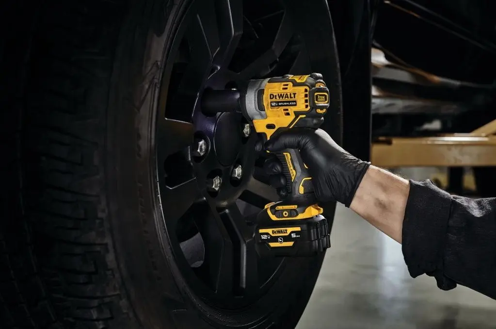 Masina de insurubat cu impact si acumulator  Dewalt DCF901P1G-QW