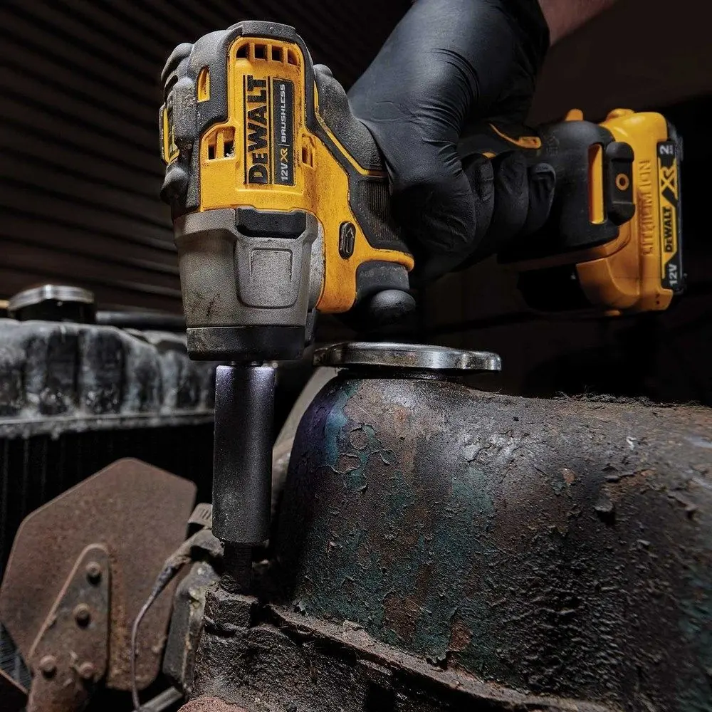 Masina de insurubat cu impact si acumulator  Dewalt DCF902D2-QW