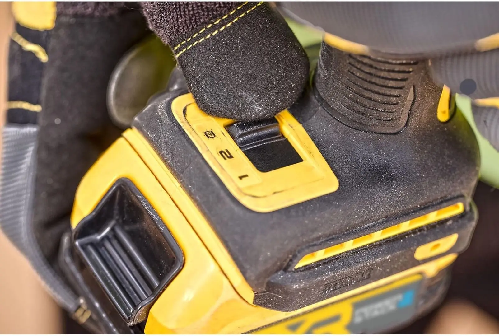 Masina de insurubat cu acumulator Dewalt DCF870N