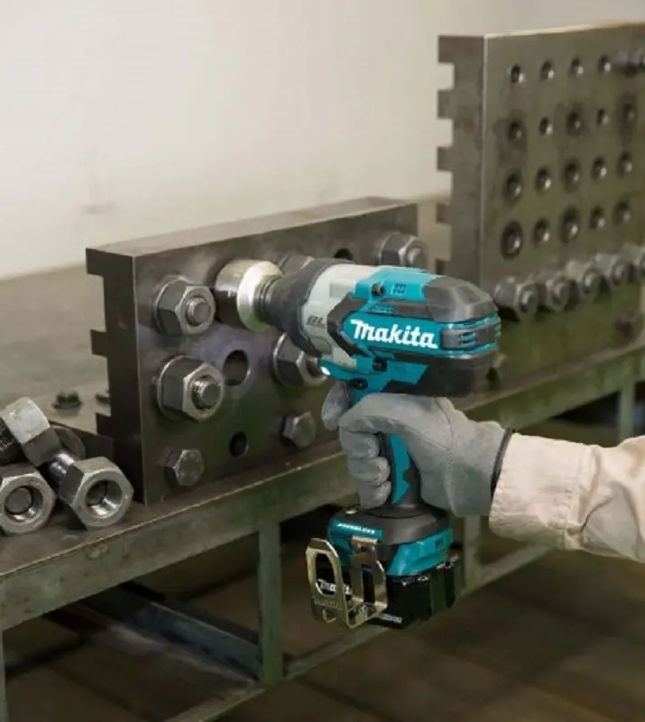 Masina de insurubat cu acumulator Makita DTW1002Z