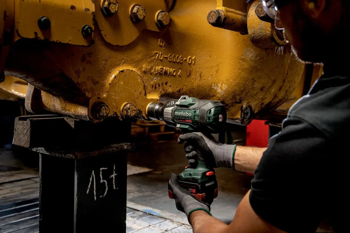 Masina de insurubat cu impact si acumulator Metabo SSW 18 LTX 1750 BL Solo