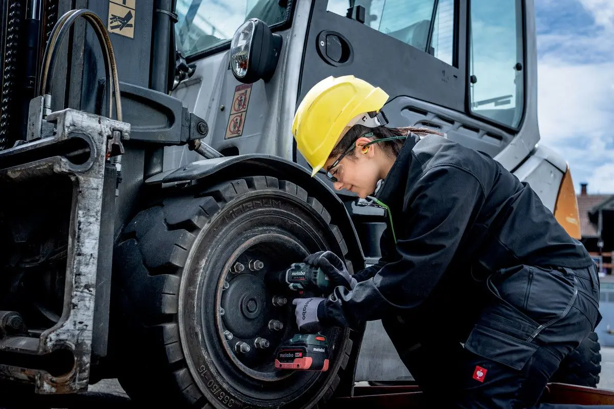 Masina de insurubat cu impact si acumulator Metabo SSW 18 LTX 800 BL Solo