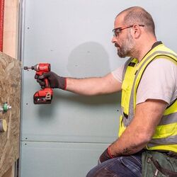 Аккумуляторный ударный гайковерт Milwaukee M18BLIDRC-402C Thumb