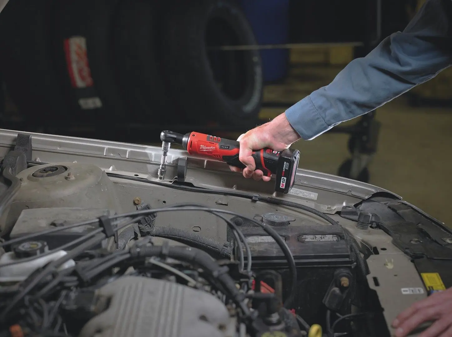 Masina de insurubat cu acumulator Milwaukee M12 IR-201B 1/4