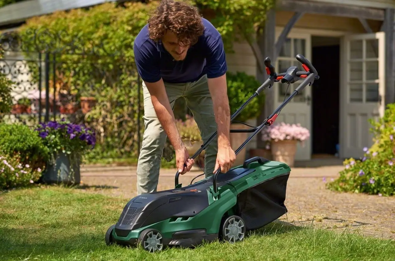 Masina de tuns iarba electrica Bosch UniversalRotak 450