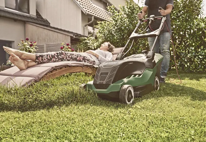 Электрическая газонокосилка Bosh Advanced Rotak 650