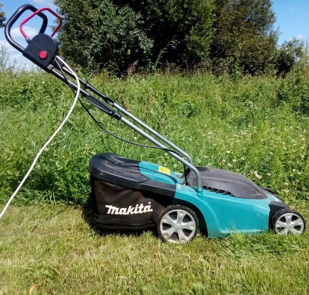 Masina electrica de tuns iarba Makita ELM 3320