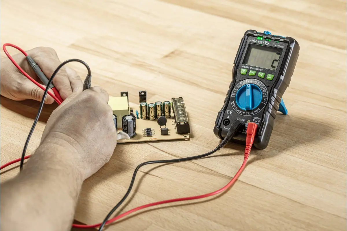 Multimetru digital Hoegert HT1E600