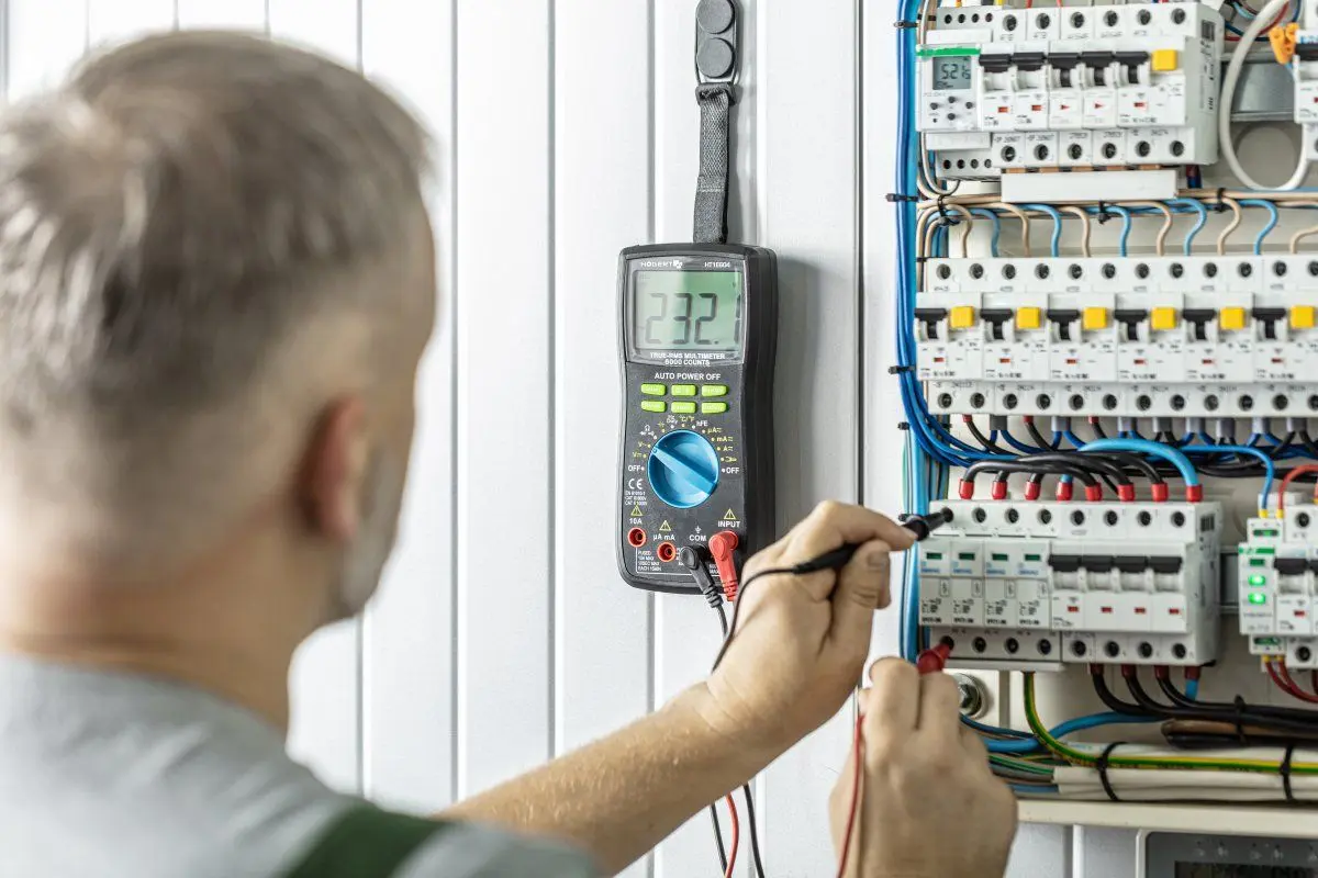 Multimetru digital Hoegert HT1E604