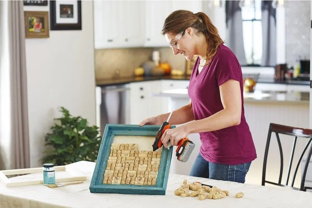 Pistol de lipit cu acumulator Black&Decker BDCGG12N Solo