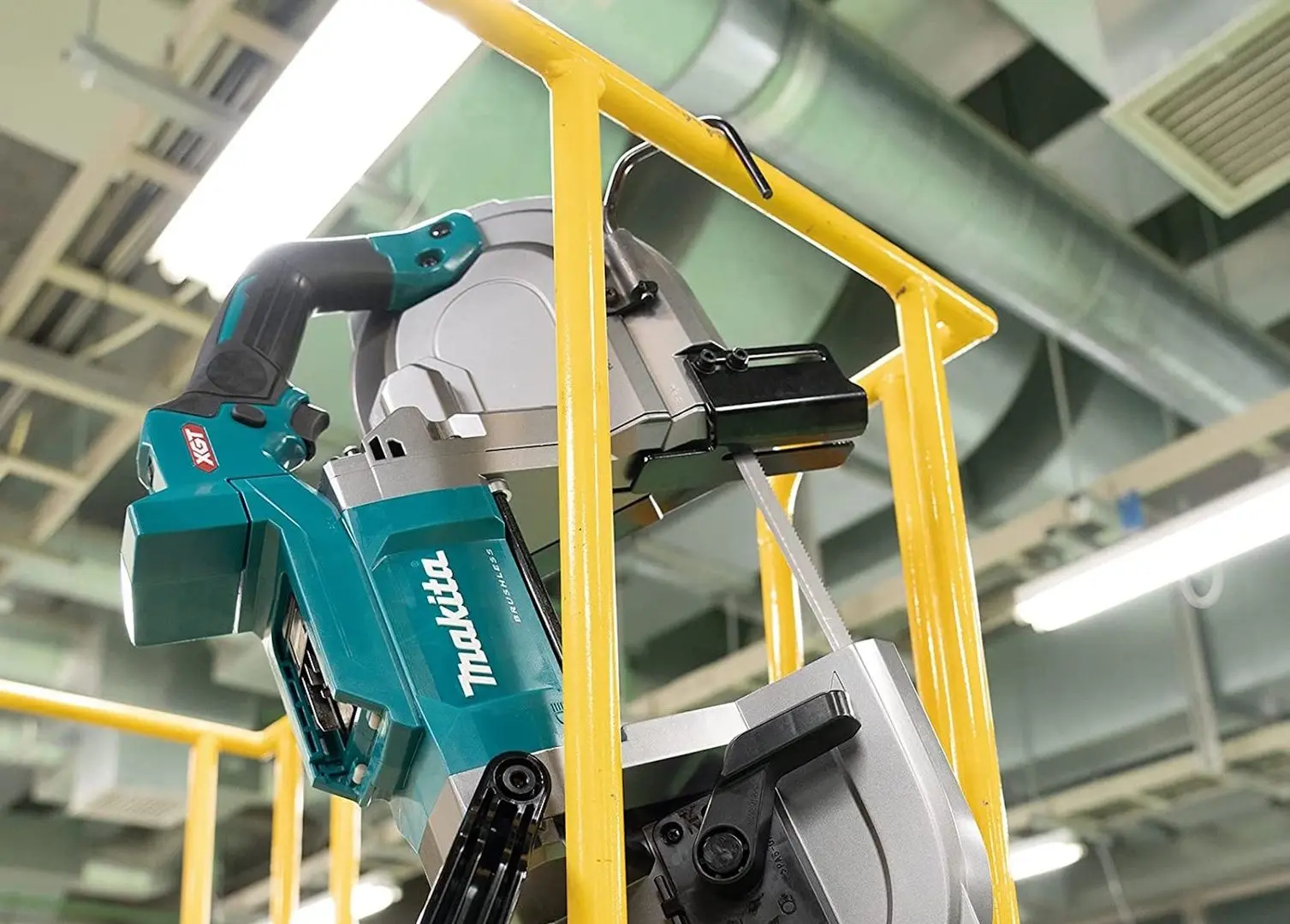 Fierastrau cu banda Makita PB002GZ