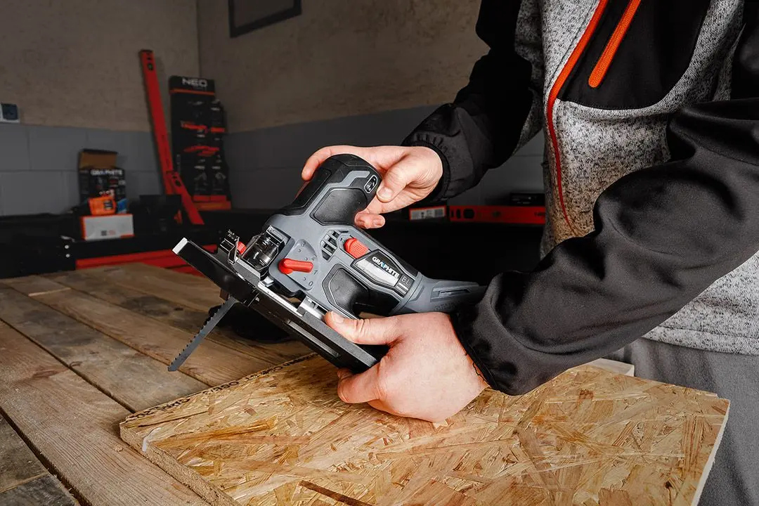 Fierastrau vertical cu acumulator Graphite 58GE145 Solo