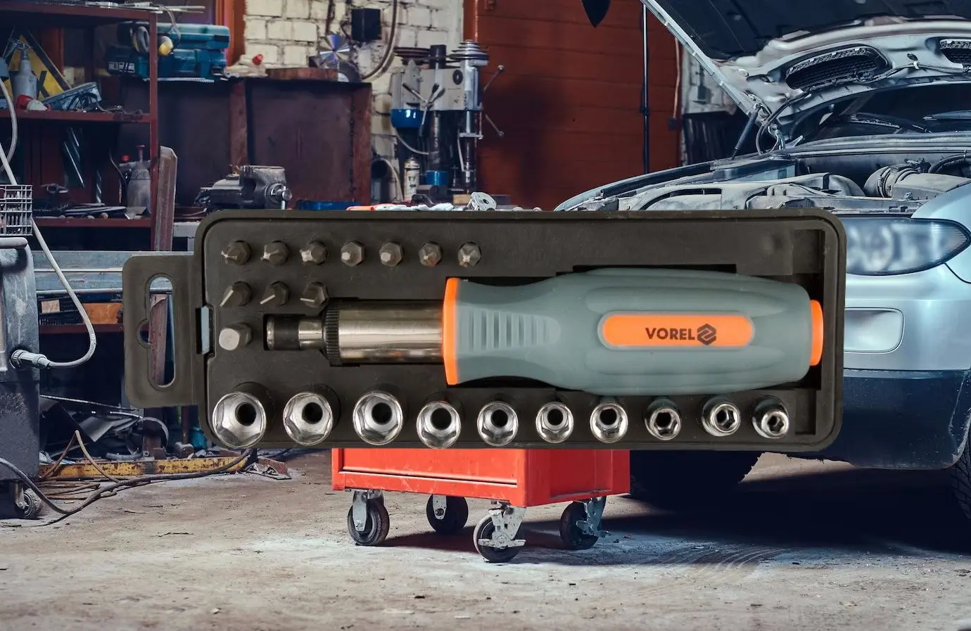 Отвертка с трещоткой и битами Vorel 60976