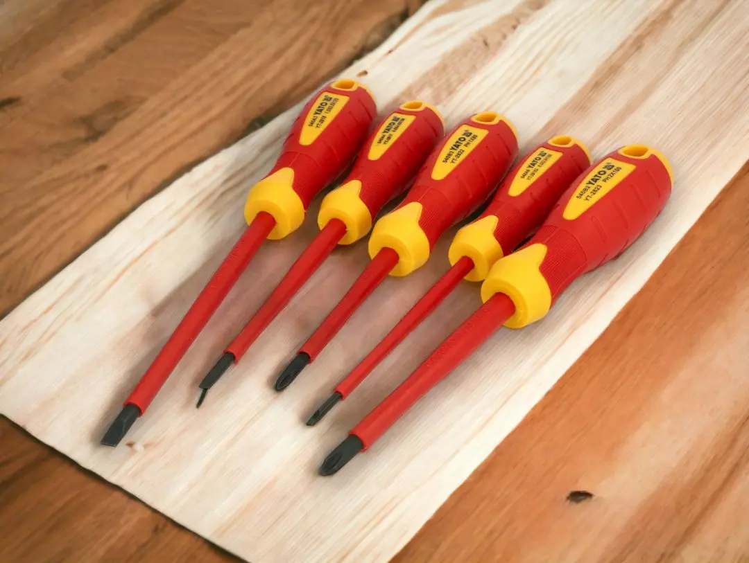 Set de surubelnite dielectrice Yato YT-2827