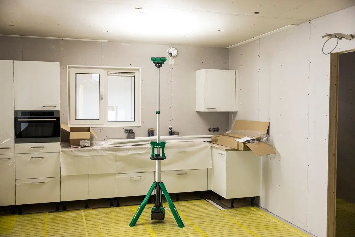 Светодиодный прожектор с подставкой Hikoki UB18DGW4Z