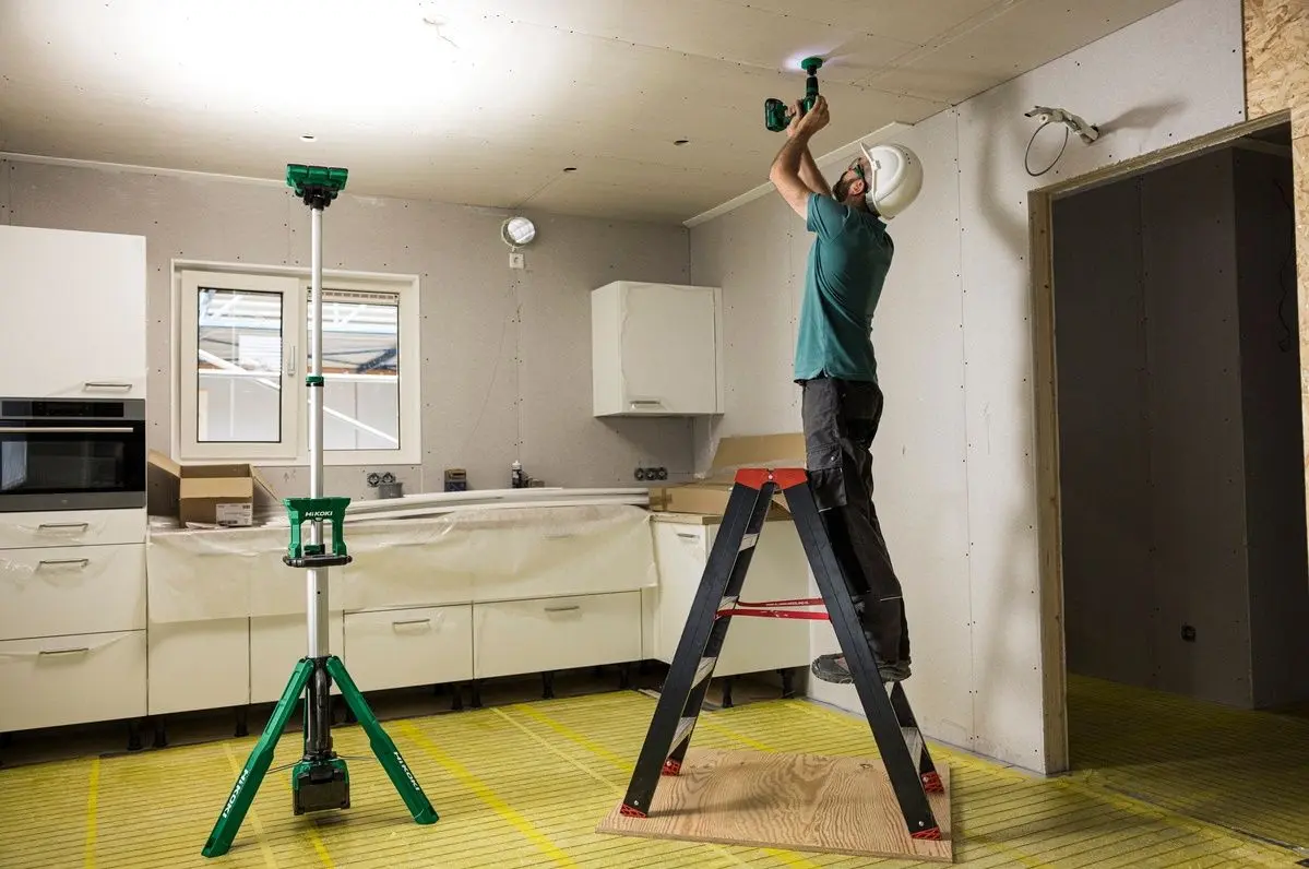 Светодиодный прожектор с подставкой Hikoki UB18DGW4Z