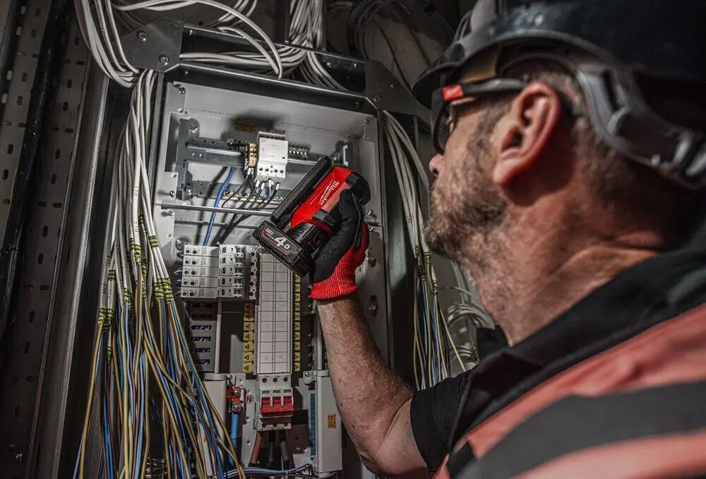 Аккумуляторный прожектор Milwaukee M12 PAL-0 (Black/Red)