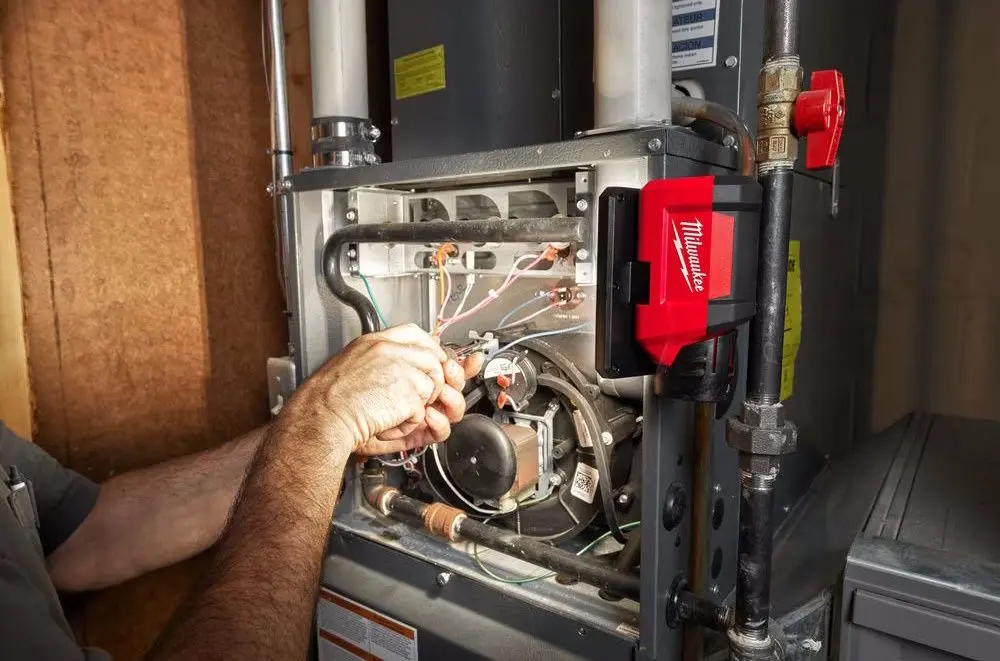 Аккумуляторный прожектор Milwaukee M12 PAL-0 (Black/Red)